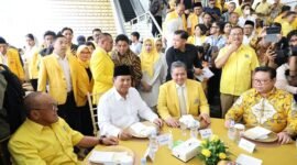 Ketua Umum Partai Gerindra Prabowo Subianto bersama Ketua Umum Golkar Airlangga Hartarto dalam acara tasyakuran HUT ke-59 Golkar. (Dok. Tim Media Prabowo Subianto)