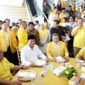 Ketua Umum Partai Gerindra Prabowo Subianto bersama Ketua Umum Golkar Airlangga Hartarto dalam acara tasyakuran HUT ke-59 Golkar. (Dok. Tim Media Prabowo Subianto)