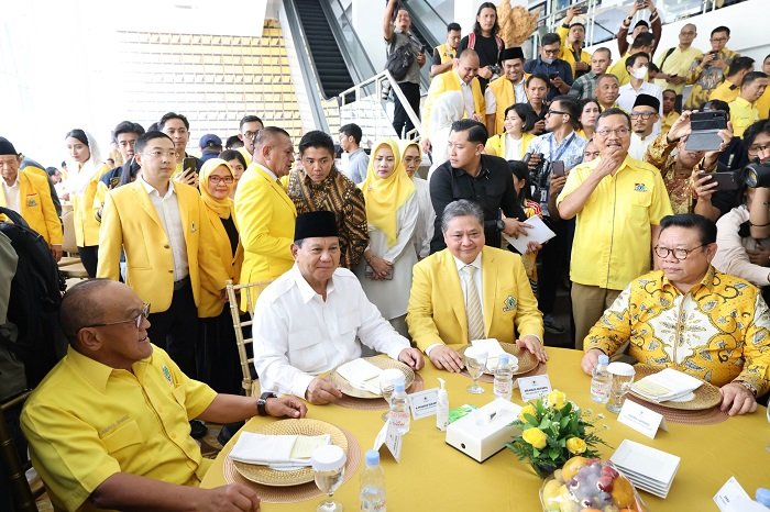 Ketua Umum Partai Gerindra Prabowo Subianto bersama Ketua Umum Golkar Airlangga Hartarto dalam acara tasyakuran HUT ke-59 Golkar. (Dok. Tim Media Prabowo Subianto)