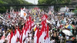 Momen saat Calon presiden Prabowo Subianto dan calon wakil presiden Gibran Rakabuming Raka menuju ke Komisi Pemilihan Umum (KPU). 