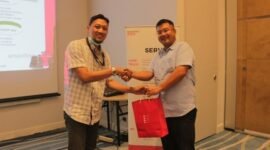 Pemberian cendera mata oleh Bapak Yuli (PT Smartfren – kiri) kepada Bapak Haryono (Grahacom – kanan). (Dok. Istimewa) 
