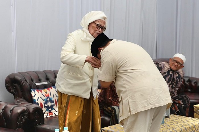 Calon presiden nomor urut 2, Prabowo Subianto bersilaturahmi dengan 68 kiai di Pondok Pesantren Langitan, Tuban, Jawa Timur. (Dok. TKN Prabowo Gibran)