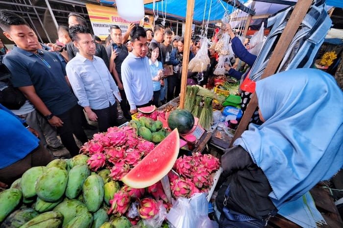 Calon Wakil Presiden (cawapres) nomor urut 2, Gibran Rakabuming Raka saat mengawali rangkaian kampanye di Pulau Kalimantan dari Pasar Pandan Sari, Kota Balikpapan, Provinsi Kalimantan Timur. (Dok. TKN Prabowo - Gibran)