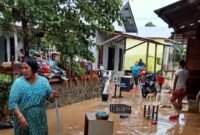 Banjir Kota Padang telah surut, warga bersama tim gabungan melakukan pembersihan lingkungan. (Dok. BPBD Kota Padang)
