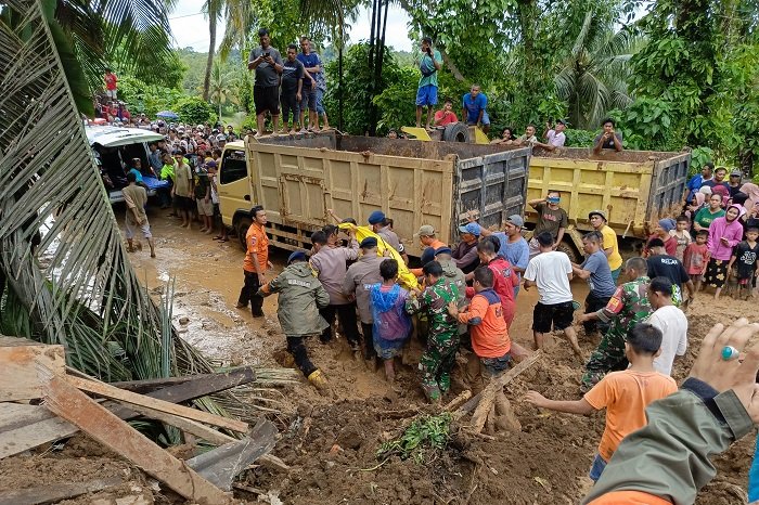 Tim Gabungan melakukan evakuasi warga yang terdampak banjir di Kabupaten Padang Pariaman, Sumatra Barat. (Dok. BPBD Kabupaten Padang Pariaman)

