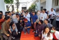 Menteri Pertahanan (Menhan) RI sekaligus presiden terpilih periode 2024-2029 Prabowo Subianto berswafoto bersama wartawan Istana Negara. (Dok. Tim Media Prabowo)