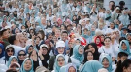 Ribuan warga foto bersama calon Gubernur Banten, Andra Soni dalam acara jalan santai dan senam sehat di Poris Plawad Utara (PPU), Kecamatan Cipondoh, Kota Tangerang, Minggu (27/07/2024) pagi. (Dok. Tim Media Gerindra)