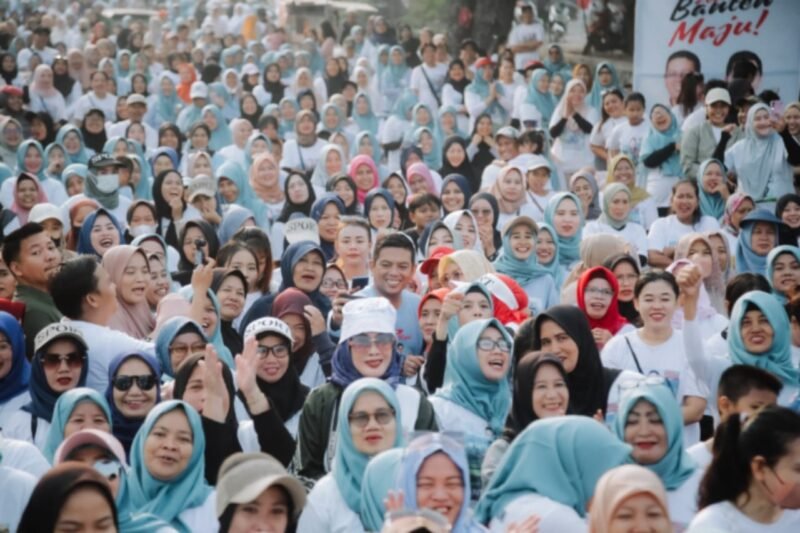 Ribuan warga foto bersama calon Gubernur Banten, Andra Soni dalam acara jalan santai dan senam sehat di Poris Plawad Utara (PPU), Kecamatan Cipondoh, Kota Tangerang, Minggu (27/07/2024) pagi. (Dok. Tim Media Gerindra)