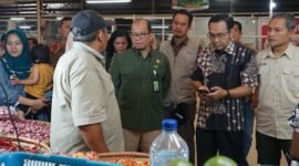 Kepala Pusat Data dan Informasi Pangan NFA Kelik Budiana melakukan monitoring dan evaluasi pasokan dan harga pangan serta pengawasan keamanan pangan. (Dok. Tim Komunikasi Bapanas)