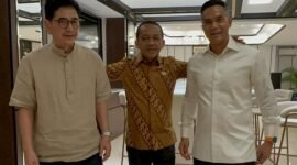 Menteri Energi dan Sumber Daya Mineral (ESDM) Bahlil Lahadalia bersama Ketua Umum Kadin 2021-2026 Arsjad Rasjid, dan Ketua Umum Kadin hasil Munaslub 2024 Anindya Bakrie. (Dok. Istimewa)