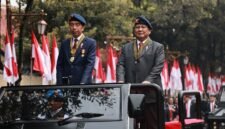 Presiden RI Jokowi dengan Presiden terpilih Prabowo Subianto kompak bersandingan menghadiri acara Apel Pengamanan Pelantikan di Mako Brimob Kelapa Dua Wetan, Depok, Jawa Barat. (Dok. Tim Media Prabowo Subianto)