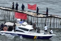 Praktek Pemagaran Laut di Tangerang. (Dok. kkp.go.id)

