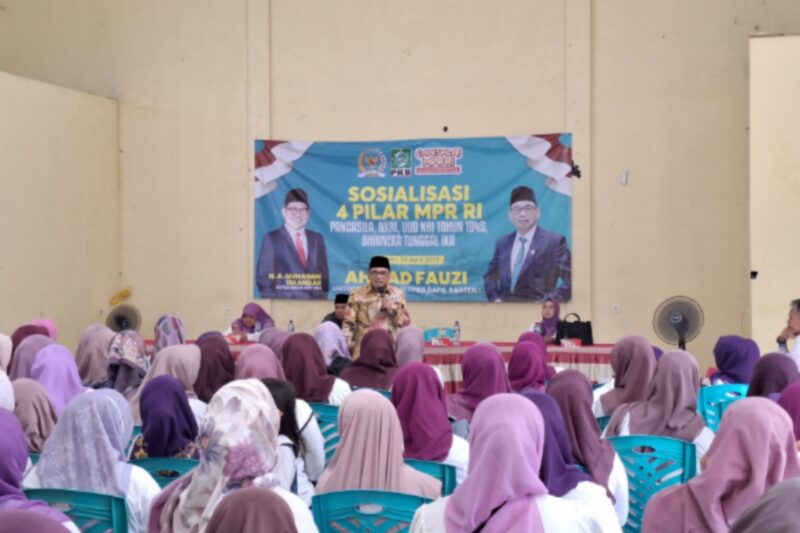 {Anggota MPR RI Dapil Banten 1 Ahmad Fauzi Sosialisasikan Empat Pilar Kebangsaan di Pandegļang. (Dok. Harianbanten.com /Yadi)