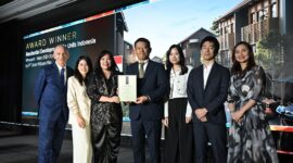 Stuart Shield (President & Founder, International Property Awards), Jonilengliadi (Project Director NavaPark), Yonas Yasahardja (Manager Event & Promotion Sinar Mas Land), Audrey Yeo (Leader LIXIL Water Technology (LWT), Asia Pacific) dalam seremoni penyerahan penghargaan Sustainable Residential Development for Indonesia untuk Kawasan NavaPark dalam ajang Asia Pacific Property Awards 2025 yang berlangsung di Marriott Marquis Queen’s Park, Bangkok, Thailand pada 15 – 16 Mei 2025.