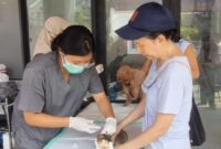 Warga Mengikuti Kegiatan Vaksinasi Rabies