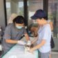 Warga Mengikuti Kegiatan Vaksinasi Rabies