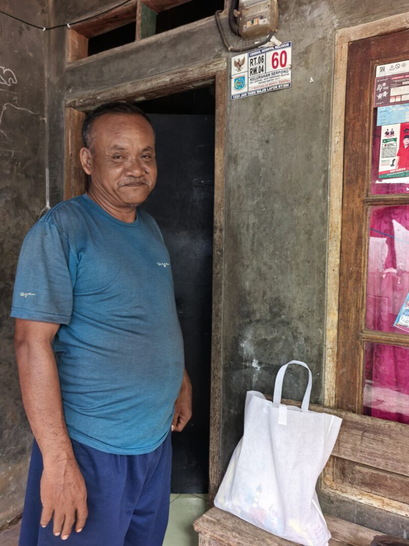 Warga Terdampak Banjir di Serpong Menerima Bantuan dari Rano Alfath 