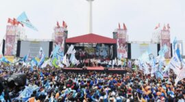 Presiden Republik Indonesia Prabowo Subianto hadir langsung dalam perayaan Hari Buruh Internasional 2025 di kawasan Monumen Nasional (Monas), Jakarta, Kamis (1/5/2025). (Dok. Tim Media Prabowo)