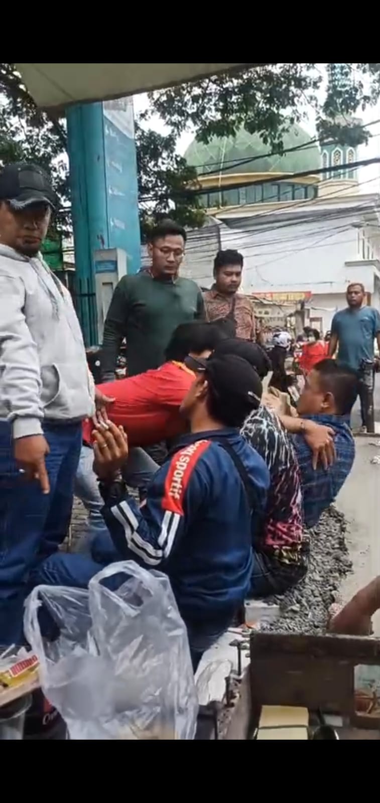 Sekelompok Pria Nyaris Baku Hantam Gegara Lahan Parkir di RSU Tangsel