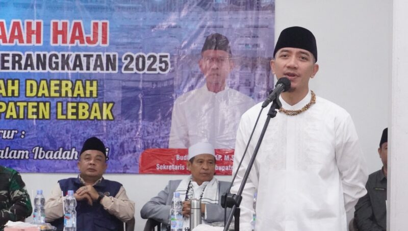 Bupati Lebak Hasbi Jayabaya Saat Melepas Jemaah Haji