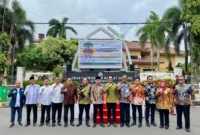  Rektor Untirta, Prof. Dr. Ir. H. Fatah Sulaiman, ST., MT., dan juga Wakil Rektor Bidang Perencanaan, Kerja Sama dan Sistem Informasi, Prof. Alfirano, ST., MT., Ph.D., hadir langsung dalam acara Launching Program 100 Hari Wali kota dan Wakil Wali Kota Cilegon yang diselenggarakan pada Jumat pagi, 23 Mei 2025 ini di halaman kantor Wali Kota Cilegon
