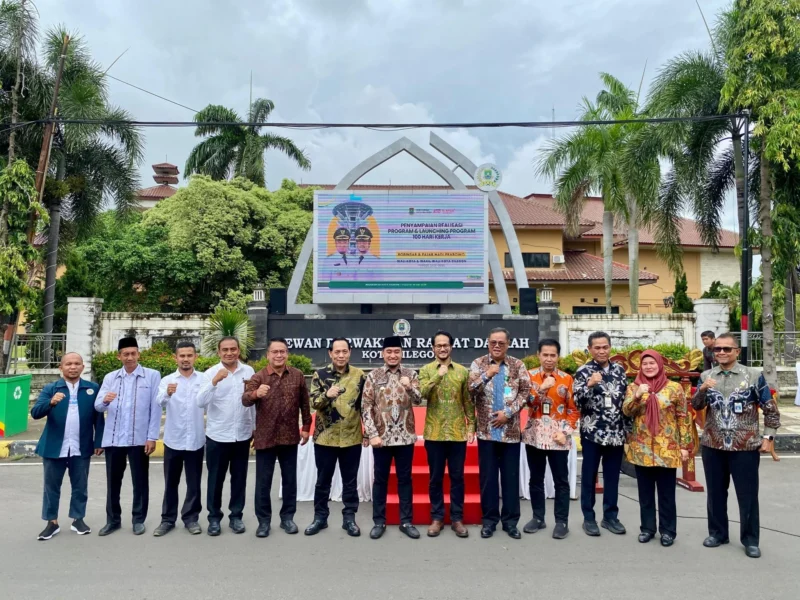  Rektor Untirta, Prof. Dr. Ir. H. Fatah Sulaiman, ST., MT., dan juga Wakil Rektor Bidang Perencanaan, Kerja Sama dan Sistem Informasi, Prof. Alfirano, ST., MT., Ph.D., hadir langsung dalam acara Launching Program 100 Hari Wali kota dan Wakil Wali Kota Cilegon yang diselenggarakan pada Jumat pagi, 23 Mei 2025 ini di halaman kantor Wali Kota Cilegon