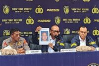 Dirkrimum Polda Metro Jaya Kombes Wira Satya Triputra dalam konferensi pers di Polda Metro Jaya, Jakarta, Senin (26/5/2025).

