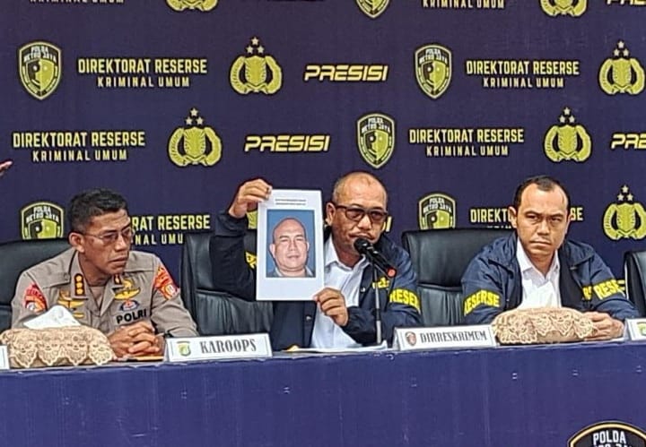 Dirkrimum Polda Metro Jaya Kombes Wira Satya Triputra dalam konferensi pers di Polda Metro Jaya, Jakarta, Senin (26/5/2025).

