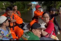 Petugas BPBD Tangsel Mengevakuasi Warga Yang Terdampak Banjir