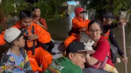 Petugas BPBD Tangsel Mengevakuasi Warga Yang Terdampak Banjir
