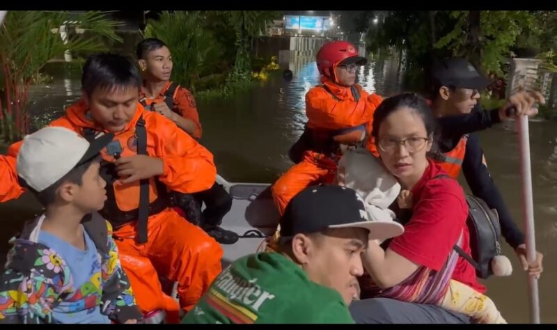 Petugas BPBD Tangsel Mengevakuasi Warga Yang Terdampak Banjir
