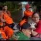 Petugas BPBD Tangsel Mengevakuasi Warga Yang Terdampak Banjir