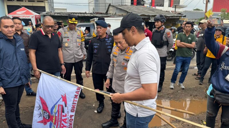Polisi Mencopot Atribut Ormas Grib di Lahan BMKG Pondok Aren