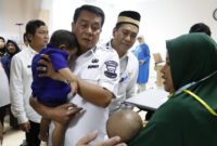 Bupati Tangerang Maesal Rasyid Saat Menggendong Salah Seorang Anak di RSUD Balaraja