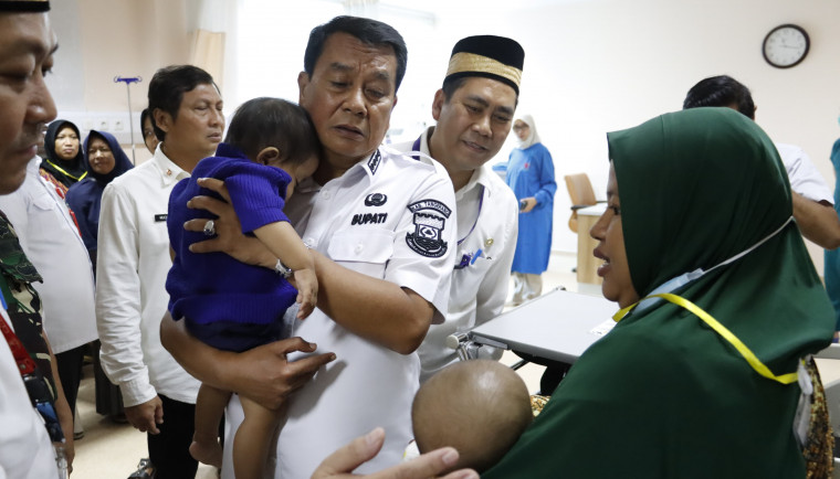 Bupati Tangerang Maesal Rasyid Saat Menggendong Salah Seorang Anak di RSUD Balaraja