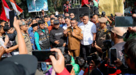 Gubernur Banten Andra Soni menemui massa unjuk rasa dari komunitas Ojol