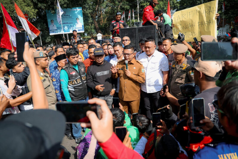 Gubernur Banten Andra Soni menemui massa unjuk rasa dari komunitas Ojol