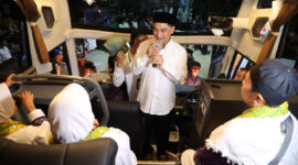 Wakil Gubernur Banten, Dimyati Natakusumah Melepas Keberangkatan Jemaah Haji Tangsel