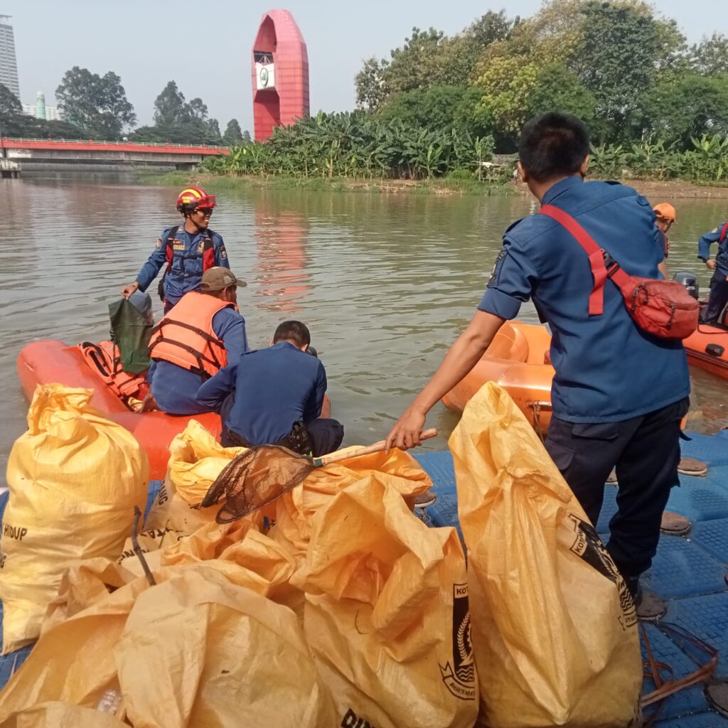Puluhan Karung Berisi Sampah Hasil Pembersihan Petugas DLH 