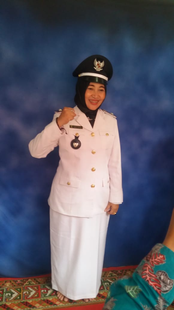 Hj. Imas Rayulatifah, Kades Cirarab