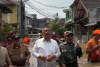 Walikota Tangsel Benyamin Davnie Saat Meninjau Lokasi Banjir di Pondok Maharta, Selasa (8/7/2025)