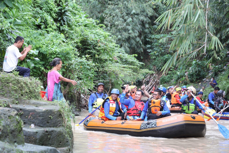 Gubernur Banten Andra Soni Turun Ke Sungai Cibanten, Serang.
