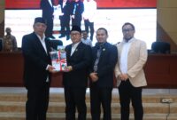 Walikota Tangsel Benyamin Davnie Menyerahkan Nota Keuangan APBD Perubahan 2025 Kepada DPRD Tangsel