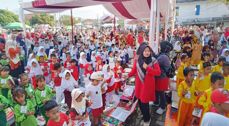 Para peserta dari TK/Kober, SD, hingga RA se-Kecamatan Cimanuk saat mengikuti lomba mewarnai.