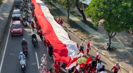  Hari Ulang Tahun (HUT) ke-80 Republik Indonesia, warga RT 08 RW 02 Kelurahan Rawa Buaya, Kecamatan Cengkareng, Jakarta Barat, menggelar karnaval meriah dengan membentangkan bendera merah putih sepanjang 45 meter, Minggu (17/8/2025).