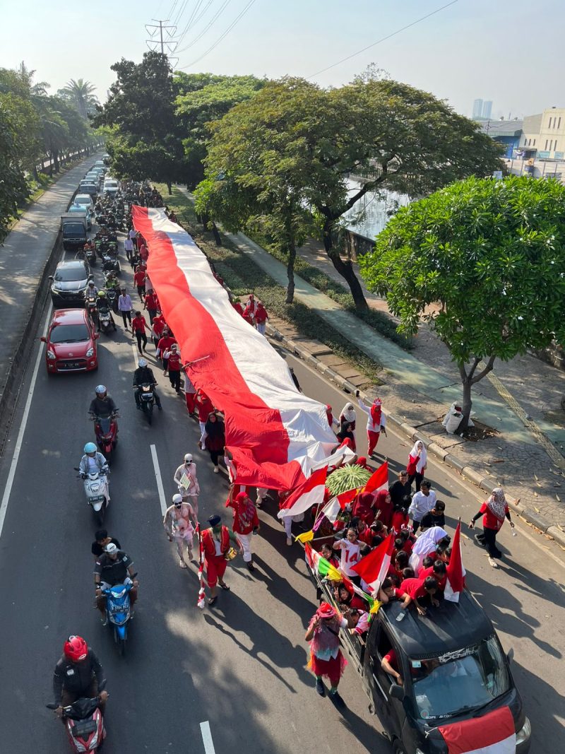  Hari Ulang Tahun (HUT) ke-80 Republik Indonesia, warga RT 08 RW 02 Kelurahan Rawa Buaya, Kecamatan Cengkareng, Jakarta Barat, menggelar karnaval meriah dengan membentangkan bendera merah putih sepanjang 45 meter, Minggu (17/8/2025).