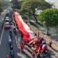 Hari Ulang Tahun (HUT) ke-80 Republik Indonesia, warga RT 08 RW 02 Kelurahan Rawa Buaya, Kecamatan Cengkareng, Jakarta Barat, menggelar karnaval meriah dengan membentangkan bendera merah putih sepanjang 45 meter, Minggu (17/8/2025).