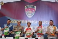 Proses produksi beras premium PT PIM tetap berjalan meski tiga pimpinan ditetapkan tersangka kasus mutu oleh Satgas Pangan Polri. (Dok. tribratanews.polri.go.id)