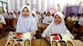 Siswa Mendapatkan Makan Bergizi Gratis di Sekolah