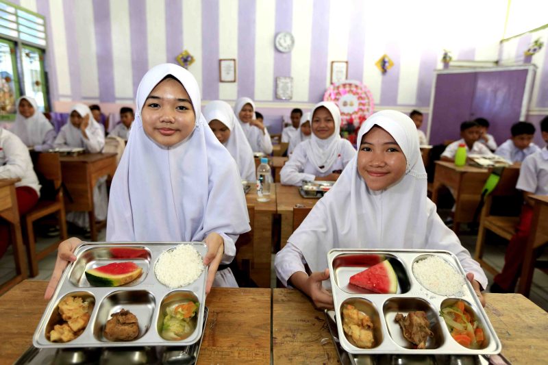 Siswa Mendapatkan Makan Bergizi Gratis di Sekolah